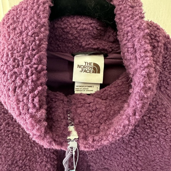 Women's North Face cozy Fleece Jacket in Blackberry Wine - Picture 5 of 5